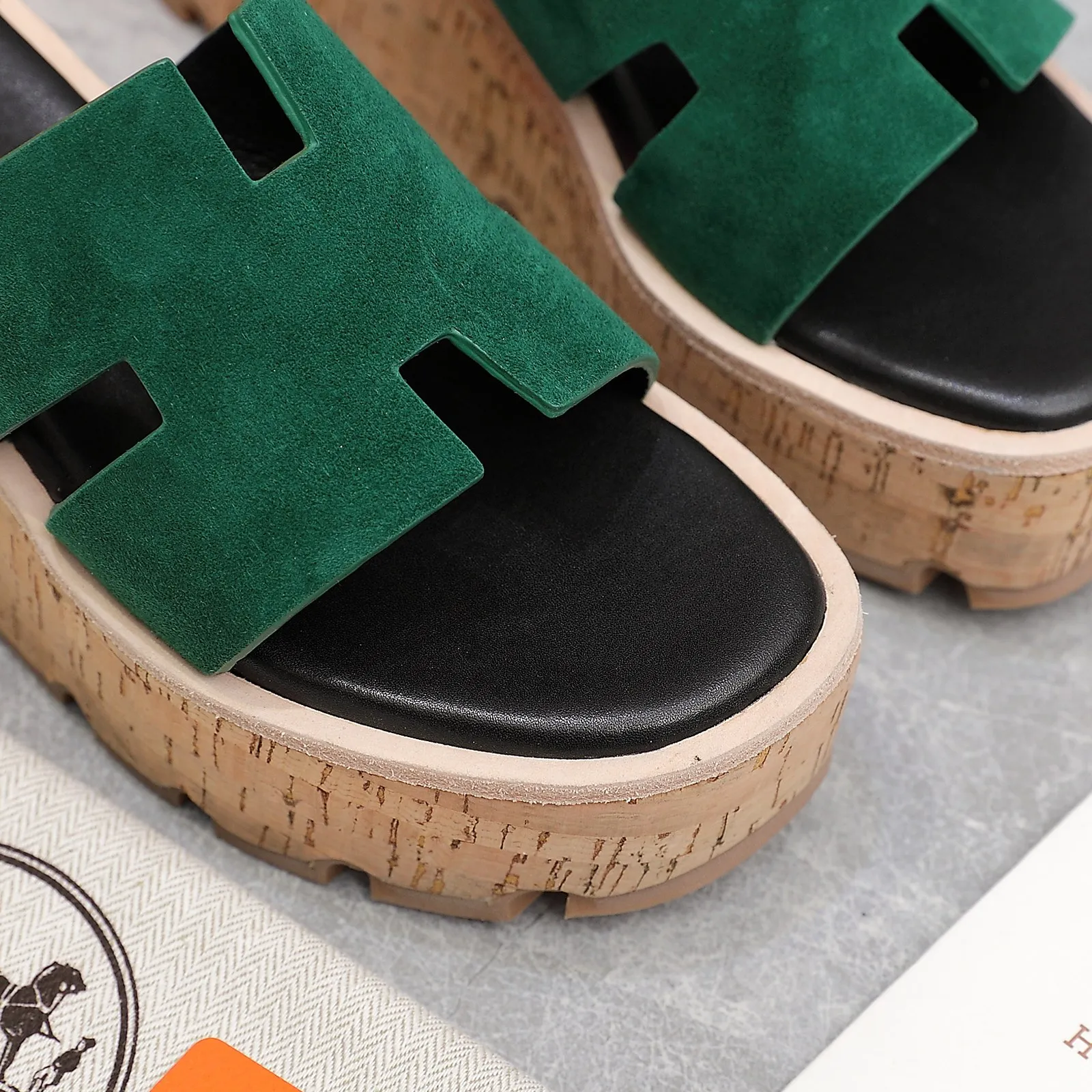 👟👟Ex-factory price 560👟👟 💥2024💥Hermès will continue the classic in 2022 Hermès Wood Grain Wedge H Slippers Hermès’ wedge sandals are the simplest, most durable and elegant I have ever seen! ! ! You can hold any style, the height of the 6cm wedge heel is easy to control, and the colors are all matching. The upper and the feet have her unique style, be sure to buy this one, it is truly classic, easy to wear and look good! Fabric: Imported cowhide, sheepskin lining, sheepskin feet, Italian original leather outsole welt, log water pine wrapped water table, rubber non-slip original outsole Color: 11 colors Code number: 35-40 Full set of original packaging
